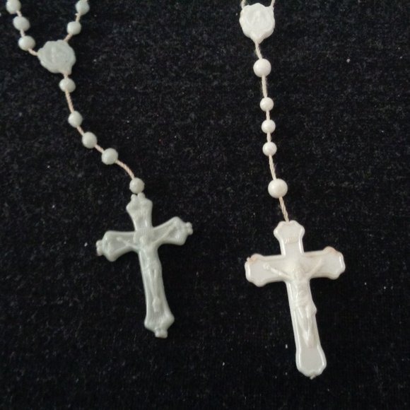 VINTAGE PLASTIC CATHOLIC ROSARYS - Picture 5 of 5